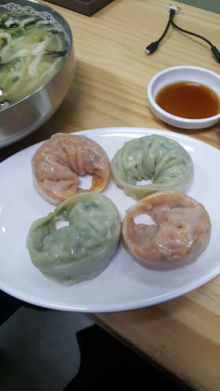 칼국수에끌림 [칼국수에 끌림] 손칼국수+비빔칼국수+왕만두4개 — 5점을 준 리뷰어가 2018년 10월 올린 사용 사진