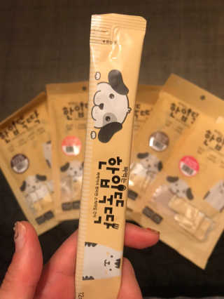 [펫토리아]짜먹는 한입뚝딱 강아지.고양이 마약간식 — 4.5점을 준 리뷰어가 2019년 8월 올린 사용 사진