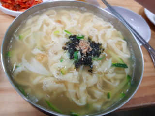 칼국수에끌림 [칼국수에 끌림] 손칼국수+비빔칼국수+왕만두4개 — 4.67점을 준 리뷰어가 2018년 9월 올린 사용 사진