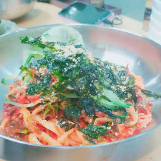 칼국수에끌림 [칼국수에 끌림] 손칼국수+비빔칼국수+왕만두4개 — 5점을 준 리뷰어가 2018년 10월 올린 사용 사진