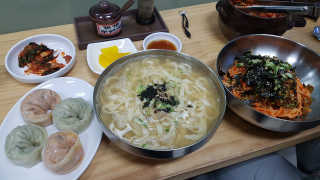 칼국수에끌림 [칼국수에 끌림] 손칼국수+비빔칼국수+왕만두4개 — 5점을 준 리뷰어가 2018년 10월 올린 사용 사진