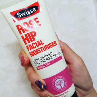 SWISSE 스위스 로즈힙 페이셜 모이스처라이저 로션 — 5점을 준 리뷰어가 2019년 12월 올린 사용 사진