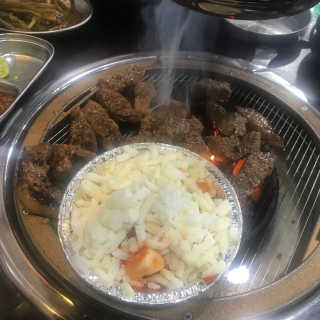 [두툼갈비] 두툼갈비 2인분 + 매콤치즈버섯 set — 4.67점을 준 리뷰어가 2018년 9월 올린 사용 사진
