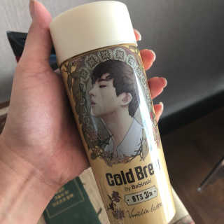 한국야쿠르트 콜드브루, 핫브루 BTS 일러스트 — 4점을 준 리뷰어가 2018년 11월 올린 사용 사진