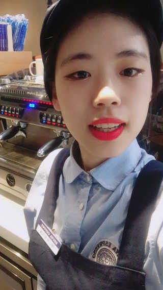 딜라잇18 홀리몰리 글리터라이너 — 3.5점을 준 리뷰어가 2016년 10월 올린 사용 사진