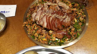 [동네맛집족발] 4개 족발 중 택1 — 5점을 준 리뷰어가 2019년 12월 올린 사용 사진