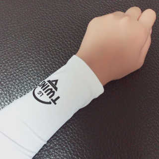 새꿈더하기 BigDoll 야구 토시 — 3점을 준 리뷰어가 2017년 7월 올린 사용 사진