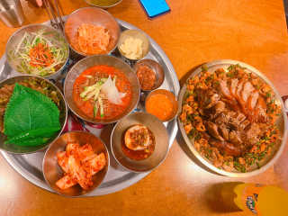 [동네맛집족발] 4개 족발 중 택1 — 5점을 준 리뷰어가 2019년 12월 올린 사용 사진