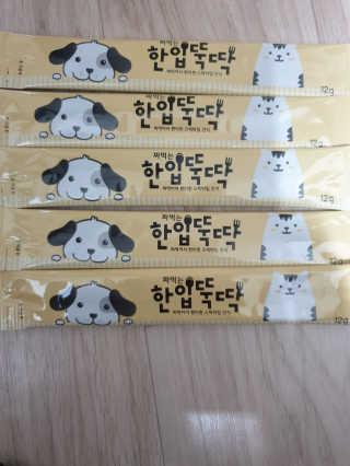 [펫토리아]짜먹는 한입뚝딱 강아지.고양이 마약간식 — 5점을 준 리뷰어가 2019년 7월 올린 사용 사진