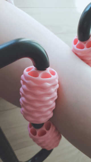 뭅뭅 바디핏레그롤러 종아리 허벅지 하체 마사지기 — 3점을 준 리뷰어가 2019년 10월 올린 사용 사진