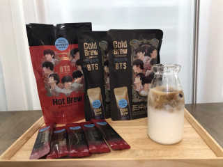 한국야쿠르트 콜드브루, 핫브루 액상스틱 BTS 일러스트 — 4.5점을 준 리뷰어가 2018년 11월 올린 사용 사진