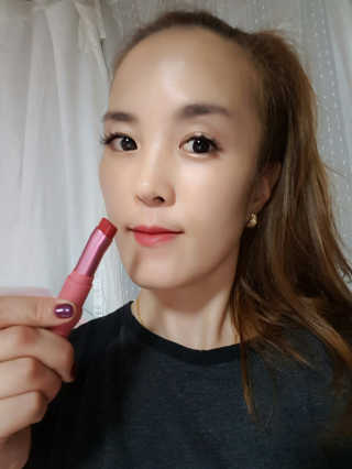 [블랙루즈] 로즈 벨벳 립스틱 택1+랜덤1 — 5점을 준 리뷰어가 2018년 11월 올린 사용 사진