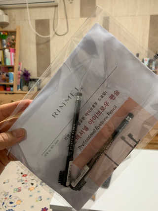 림멜 프로페셔널 아이브로우 펜슬 1+1 — 5점을 준 리뷰어가 2019년 11월 올린 사용 사진