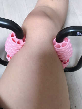 뭅뭅 바디핏레그롤러 종아리 허벅지 하체 마사지기 — 3점을 준 리뷰어가 2019년 10월 올린 사용 사진