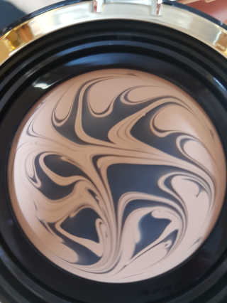 셀레뷰 블랙 세럼 팩트 — 4.33점을 준 리뷰어가 2017년 9월 올린 사용 사진