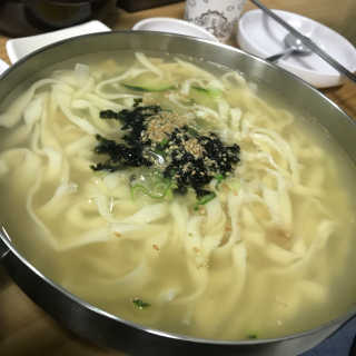 칼국수에끌림 [칼국수에 끌림] 손칼국수+비빔칼국수+왕만두4개 — 5점을 준 리뷰어가 2018년 10월 올린 사용 사진