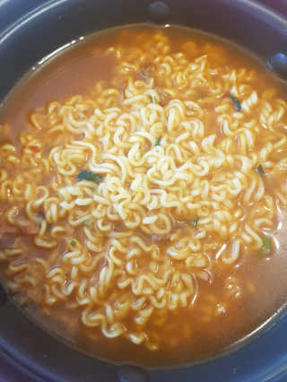 라면 그대로가 제일 맛있는 더엄마라면 — 5점을 준 리뷰어가 2019년 6월 올린 사용 사진