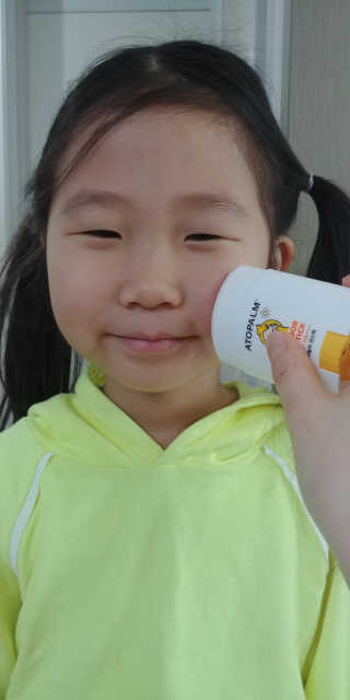아토팜 야외놀이 선스틱 SPF50+ PA++++ — 5점을 준 리뷰어가 2020년 3월 올린 사용 사진