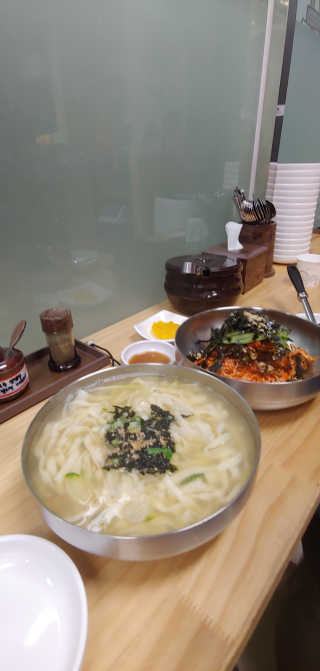칼국수에끌림 [칼국수에 끌림] 손칼국수+비빔칼국수+왕만두4개 — 5점을 준 리뷰어가 2018년 10월 올린 사용 사진