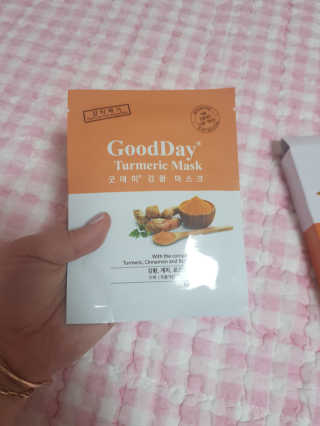 GoodDay Skincare GoodDay 강황 마스크 — 5점을 준 리뷰어가 2019년 6월 올린 사용 사진