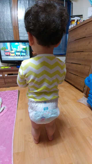 LG생활건강 토디앙 핑크퐁 팬티형 기저귀 — 5점을 준 리뷰어가 2017년 4월 올린 사용 사진