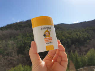 아토팜 야외놀이 선스틱 SPF50+ PA++++ — 5점을 준 리뷰어가 2020년 3월 올린 사용 사진