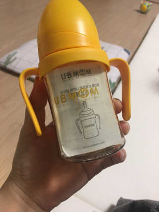 유비맘 샘방지 PPSU 빨대컵_컬러 랜덤 발송 — 5점을 준 리뷰어가 2020년 3월 올린 사용 사진