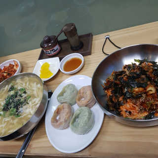칼국수에끌림 [칼국수에 끌림] 손칼국수+비빔칼국수+왕만두4개 — 4.5점을 준 리뷰어가 2018년 11월 올린 사용 사진