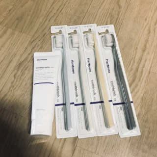 플레인하우스 토탈케어 치약 2개+쿼드클린 칫솔 4개 — 4.67점을 준 리뷰어가 2018년 5월 올린 사용 사진