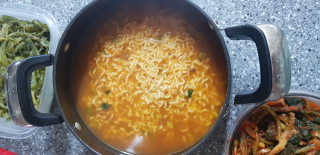 라면 그대로가 제일 맛있는 더엄마라면 — 4.5점을 준 리뷰어가 2019년 6월 올린 사용 사진