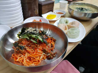 칼국수에끌림 [칼국수에 끌림] 손칼국수+비빔칼국수+왕만두4개 — 5점을 준 리뷰어가 2018년 9월 올린 사용 사진