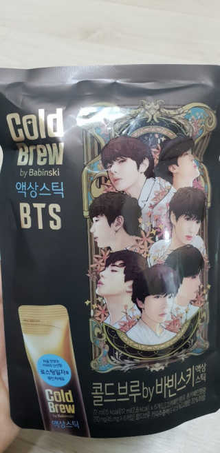 한국야쿠르트 콜드브루, 핫브루 액상스틱 BTS 일러스트 — 4.67점을 준 리뷰어가 2018년 11월 올린 사용 사진