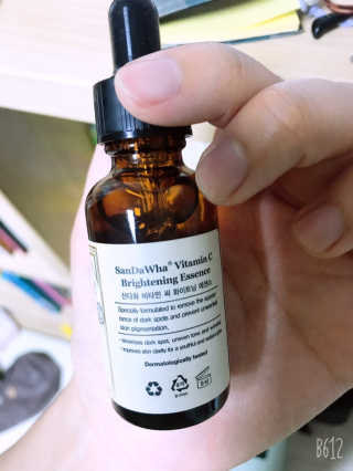 [스킨큐어] 산다화 비타민C 화이트닝 에센스 30ml — 4점을 준 리뷰어가 2019년 7월 올린 사용 사진