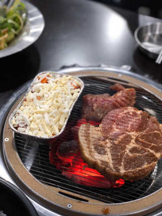 [두툼갈비] 두툼갈비 2인분 + 매콤치즈버섯 set — 4.83점을 준 리뷰어가 2018년 10월 올린 사용 사진