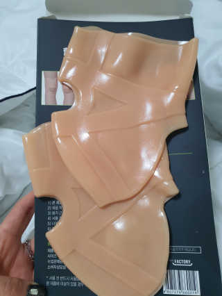 힐링팩토리 힐링케어 실리콘 무릎보호대 — 4점을 준 리뷰어가 2020년 2월 올린 사용 사진