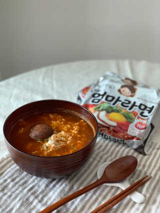 라면 그대로가 제일 맛있는 더엄마라면 — 5점을 준 리뷰어가 2019년 7월 올린 사용 사진