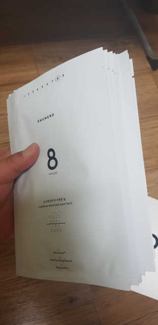 누메로 8 클리어링 모이스처 마스크팩 — 4.5점을 준 리뷰어가 2018년 7월 올린 사용 사진