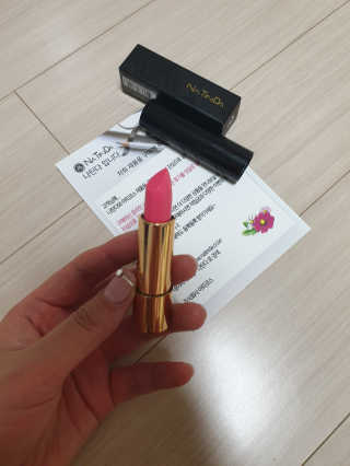 나틴다 아트인블랙 립스틱 — 3점을 준 리뷰어가 2019년 3월 올린 사용 사진