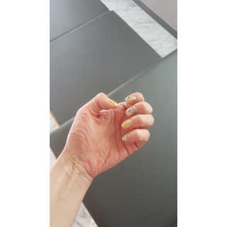 [바바코코]붙이는 젤네일스티커 Best item 7종 랜덤 — 4점을 준 리뷰어가 2019년 5월 올린 사용 사진