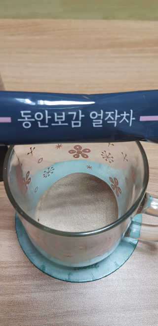 동안보감 얼작차 붓기를 빼주는 동안보감 한방 프리미엄 얼작차 — 5점을 준 리뷰어가 2019년 10월 올린 사용 사진