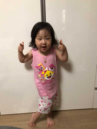 [베이비앤아이] 핑크퐁 아기상어 유아 민소매 상하복 — 5점을 준 리뷰어가 2019년 6월 올린 사용 사진