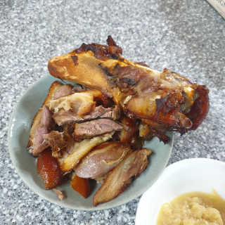 행복먹거리공작소 맥족. 맥주에 빠진 족발 550g + 마늘소스 70g — 5점을 준 리뷰어가 2020년 3월 올린 사용 사진