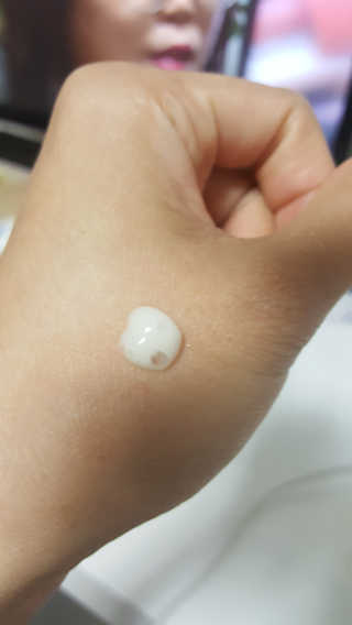 아이소이 불가리안 로즈 인텐시브 리프팅 세럼 20ml 탄력세럼 — 4.33점을 준 리뷰어가 2018년 5월 올린 사용 사진