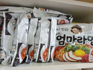 라면 그대로가 제일 맛있는 더엄마라면 — 5점을 준 리뷰어가 2019년 6월 올린 사용 사진