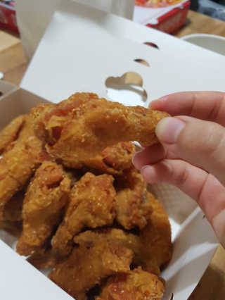[치킨마루]-  빠사칸윙봉현미 + 콜라 500ml — 5점을 준 리뷰어가 2019년 7월 올린 사용 사진