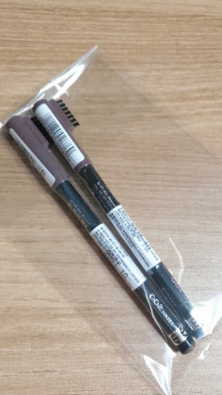 림멜 프로페셔널 아이브로우 펜슬 1+1 — 5점을 준 리뷰어가 2019년 12월 올린 사용 사진