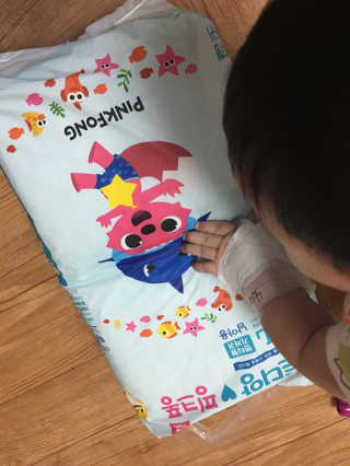 LG생활건강 토디앙 핑크퐁 팬티형 기저귀 — 5점을 준 리뷰어가 2017년 4월 올린 사용 사진