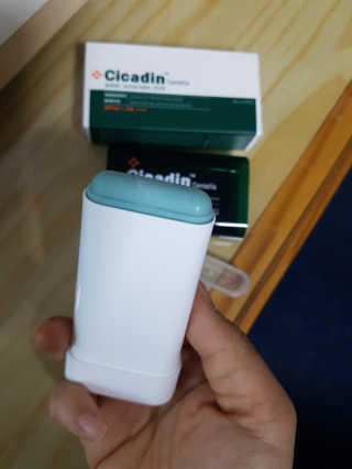 [미샤] 시카딘 센텔라 물스틱 선 SPF 50+ PA++++ — 3점을 준 리뷰어가 2019년 4월 올린 사용 사진