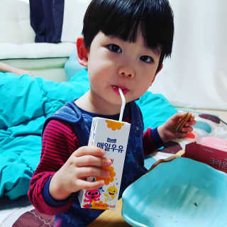 매일우유 멸균 매일우유 저지방 2프로 멸균 핑크퐁 에디션 6입 — 5점을 준 리뷰어가 2017년 12월 올린 사용 사진