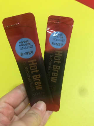 한국야쿠르트 콜드브루, 핫브루 액상스틱 BTS 일러스트 — 4.5점을 준 리뷰어가 2018년 11월 올린 사용 사진